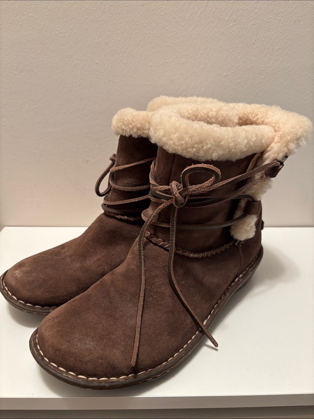 Ugg Caspia winter boots comfy shearling suede 9/40